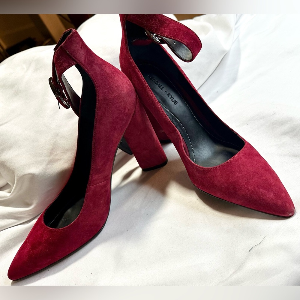 KENDALL + KYLIE Women’s Suede Pointed Toe Ankle Strap Pumps Size 8.5M